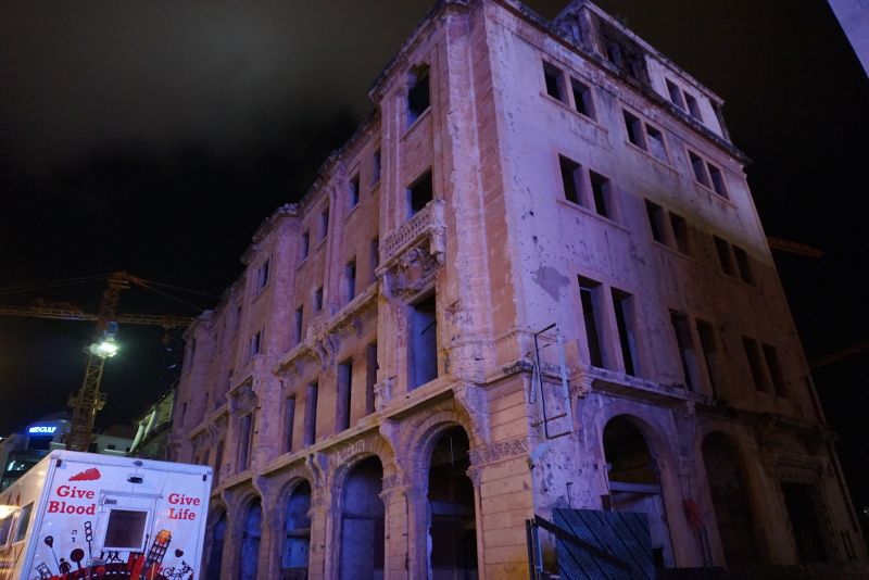 Szétlőtt épület egy, Bejrút belvárosában levő pláza mellett. Fotó: Sipos Zoltán