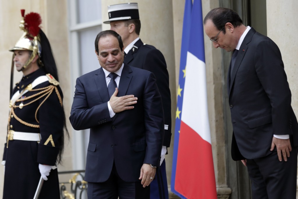 Francois Hollande az Elysée kapujához kíséri a távozó Abdel- Fattáh esz-Szíszit 2014. november 24-én; az üzlet már sínen van. REUTERS/Philippe Wojazer