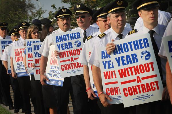 Pilots Picket At United Continental Shareholders Meeting