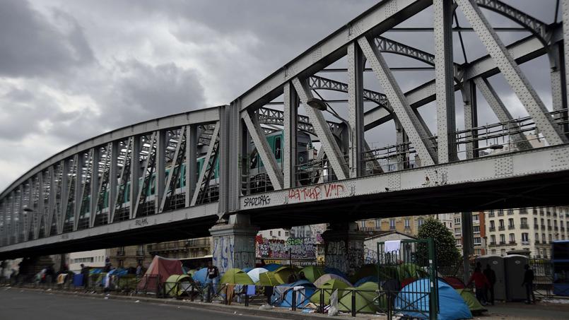 Több száz migráns, köztük menekültek tavaly nyár óta álló tábora Párizs északi részén. A szocialista kormány és városvezetés is támogatta, hogy június 2-án kiürítsék az április óta sokat nőtt tábort. Fotó: Eric Feferberg, AFP.