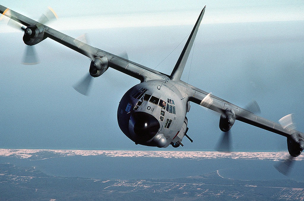 Az AC-130-as a tipikus balfordulóban. Jól látszanak a gépágyúk az oldalán. Fotó: Wikipedia.org