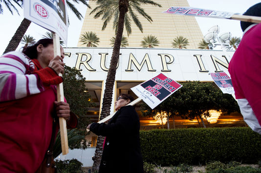 Trump Las Vegas-i szállodája előtt tüntető dolgozók február 23-án; Fotó: Darcy Padilla, Agence Vu 