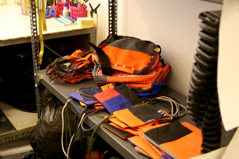 Leszboszon a többszázezer eldobált mentőmellényből laptob táskákat és mobil telefon tartót készítenek (fotó: Kakuk Janka)