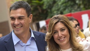 Pedro Sánchez volt szocialista főtitkár és legfontosabb riválisa, a puccs kezdeményezője, az andalúz tartományt vezető Susana Díaz a tavaly nyári kampányban a párt egységét demonstrálva sétálgatnak Granadában;