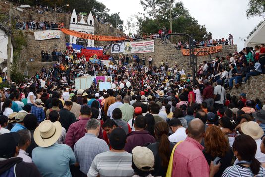 Több ezren vettek részt Cáceres temetésén 2016. március 5-én La Esperanzaban; fotó: Orlando Sierra, AFP, forrás: Le Monde