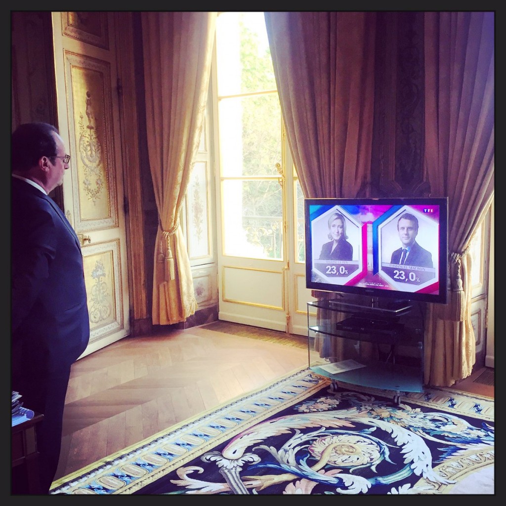 Francoiss Hollande az első közvéleménykutatások (téves) eredményét, egyben ötéves mandátumának végkimenetelét szemléli