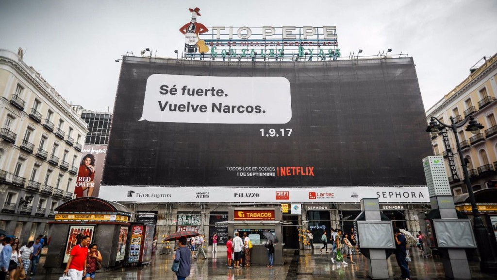 Az sms-t imitáló szöveg alatt az új évad induló dátuma: szeptember 1. A reklám a Puerta del Sol mozgalmas terén látható, 