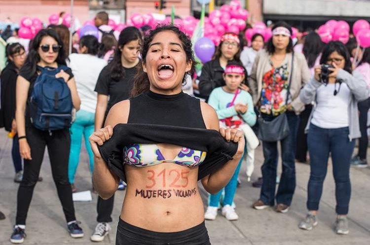 Az egyik perui tüntető a nemi erőszakot elszenvedett nők számával