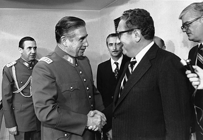 Augusto Pinochet és Henry Kissinger kézfogása 1976-ban; 