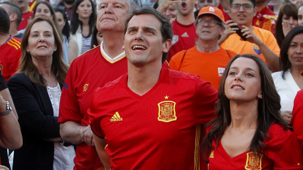 A 21D legnagyobb nyertesei, Ines Arrimadas és Albert Rivera 2016-ban a spanyol válogatott egyik meccsén szurkolnak. 