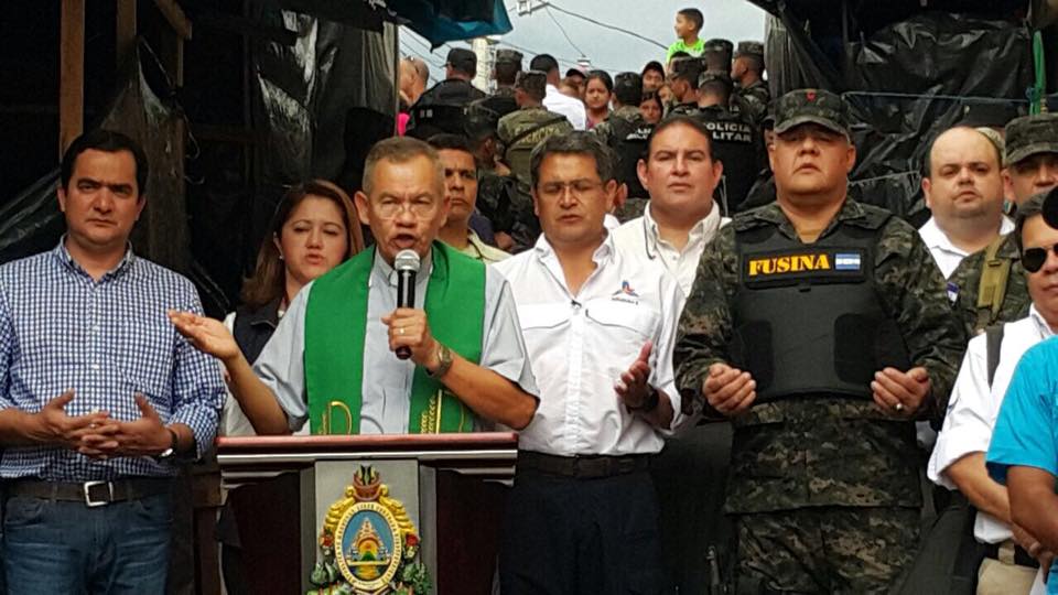 Hernández a kampány során, a mellette lévő katona a rendvédelmi alakulatok koordinációját végző, 4 éve alakult Fusina mellényében, forrás: Facebook