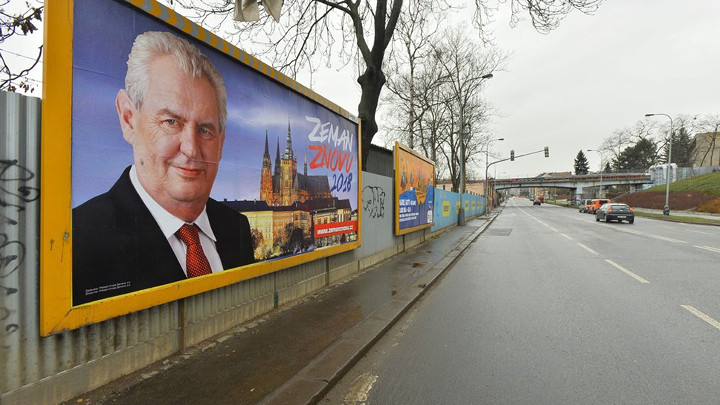 "Zeman újra, 2018" - Zeman plakátjai elöntötték Csehországot, de hivatalosan az elnök nem is kampányol. FOTO: Robert Klejch, info.cz
