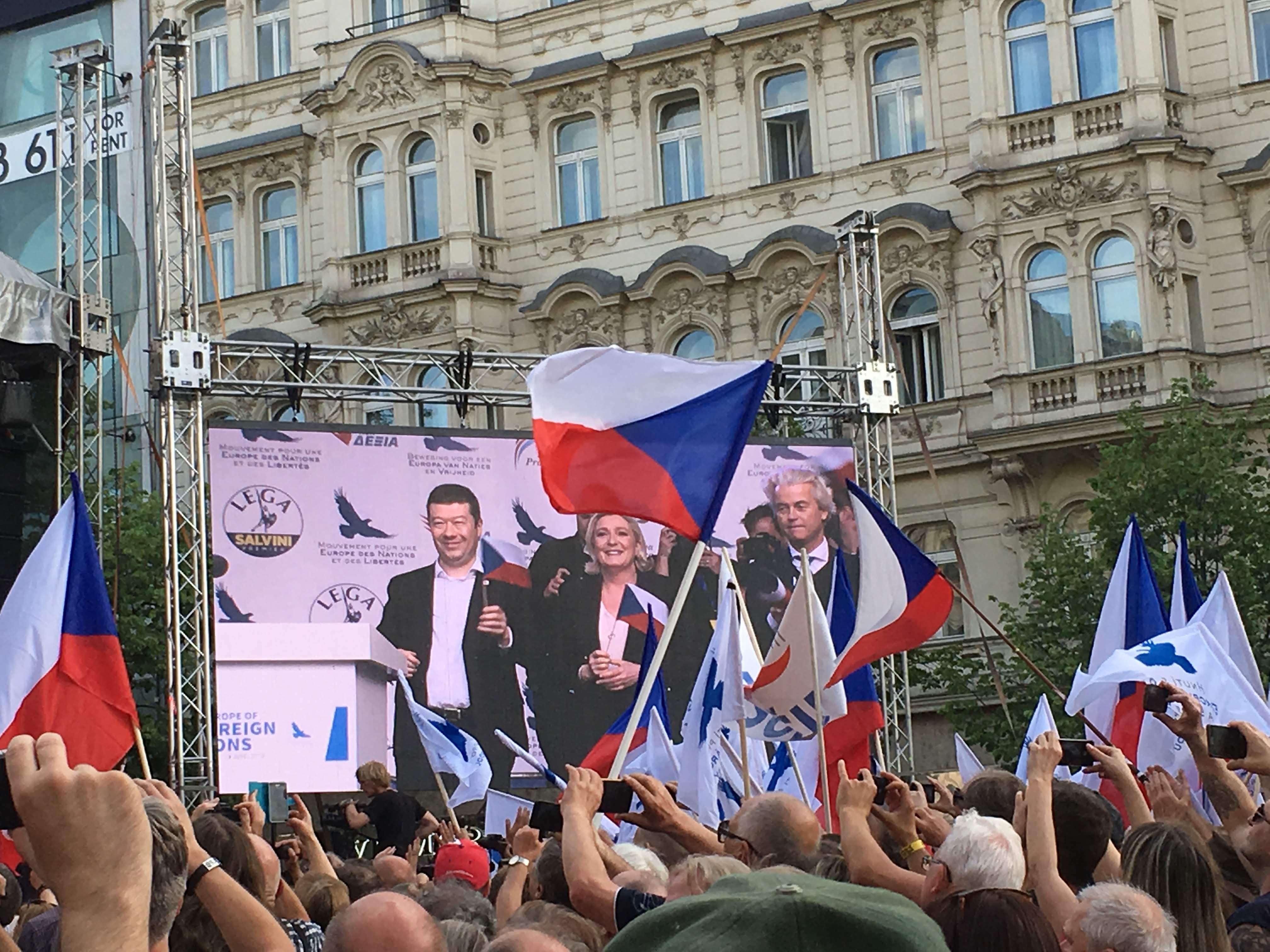 Tomoi Okamurát, Marine Le Pent és Geert Wilderst ünneplik a tüntetők a prágai Vencel-téren. Fotó: Átlátszó