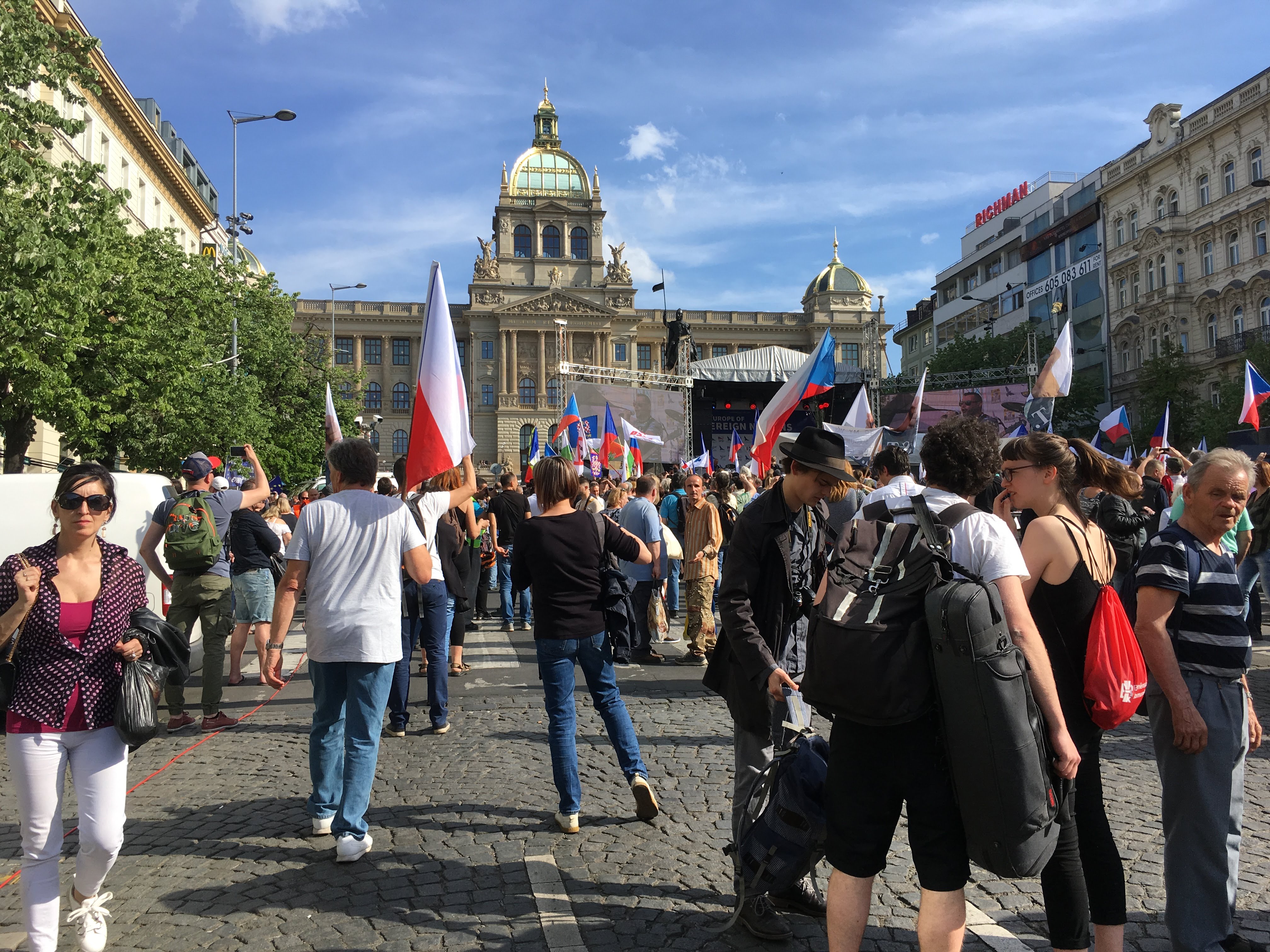 A Szuverén Nemzetek Európája Elnevezésű Tüntetésen A Cseh Rendőrség Szerint Mindössze Hatszázan Vettek Részt. Fotó: Átlátszó.