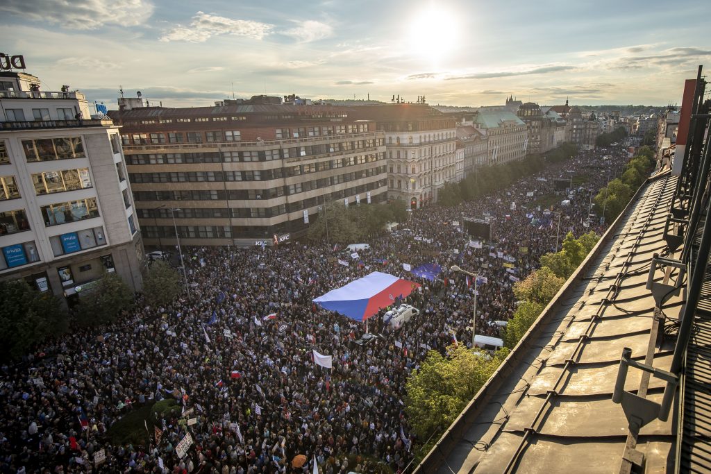 Vezető képünkön a prágai Vencel-téren május 21-i 50 ezer fős kormány-ellenes tüntetést látják. Fotó: Gabriel Kuchta, Deník N