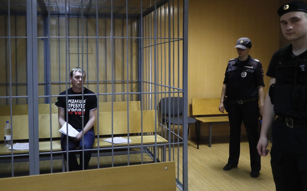 A vezető képen a 2019 június 6-án őrizetbe vett Ivan Golunov újságírót, a Meduza híroldal munkatársát látják a moszkvai Nikulinszkij Bíróságon június 8-án lefolytatott tárgyalás előtt. Fotó: EPA-EFE/Szergej Ilnyitszkij