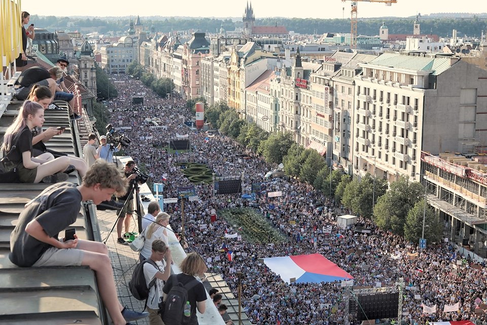 A vezető képen az Andrej Babiš cseh miniszterelnök elleni demonstrációt látják a Vencel-tér en álló egyik ház tetejéről 2019 június 4-én. Fotó: aktualne.cz