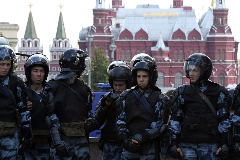 Vezető képünkön orosz rendőröket látnak. Fotó: KIRILL KUDRYAVTSEV/AFP/Getty Images.