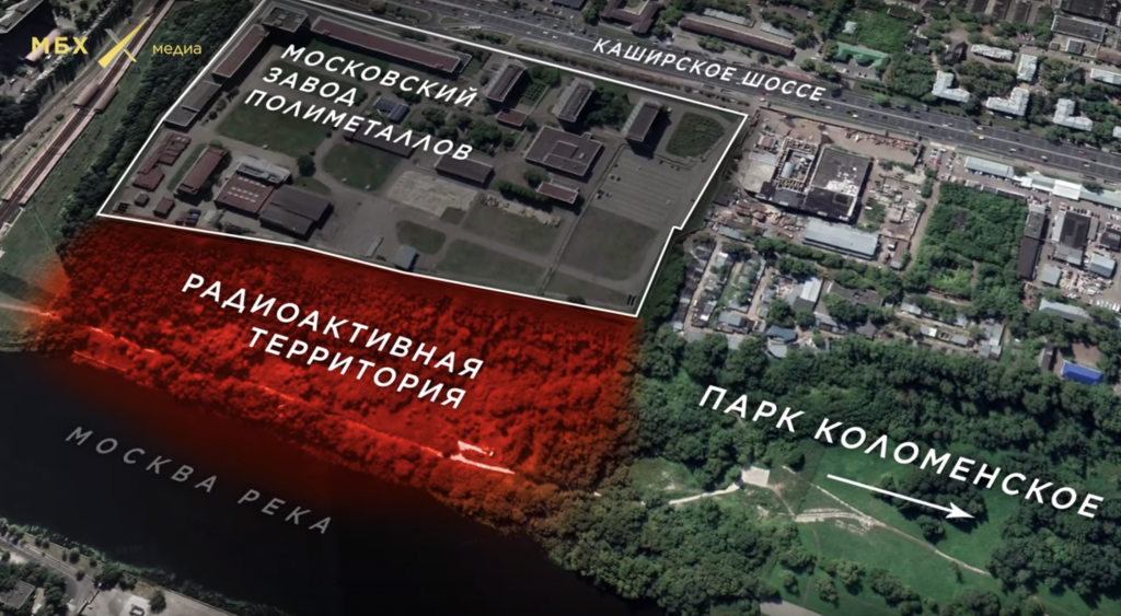 A vezető képen a radioaktív hulladékkal fertőzött területet (pirossal) és a Roszatom tulajdonában álló üzemet (fehér vonallal körbekerítve) látják. Kép forrása: youtube.com. Screenshot.