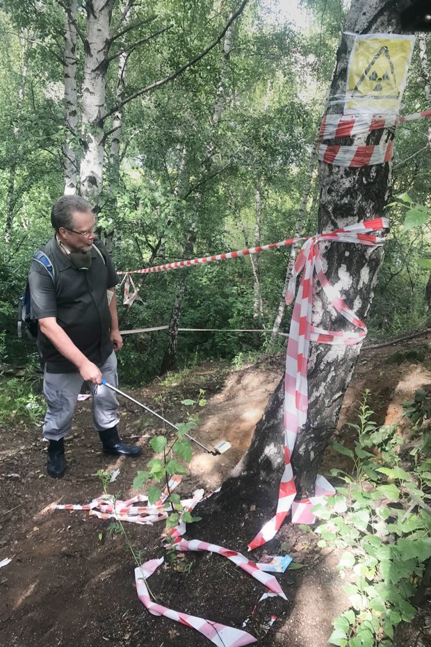 A képen Andrej Ozharovszkij, az az oroszországi szociológiai-ökológiai unió radioaktív hulladékbiztonsági programjának szakértőjét látják, aki a radioaktív hulladékkal szennyezett területeken végez méréseket. Fotó: the-village.ru.