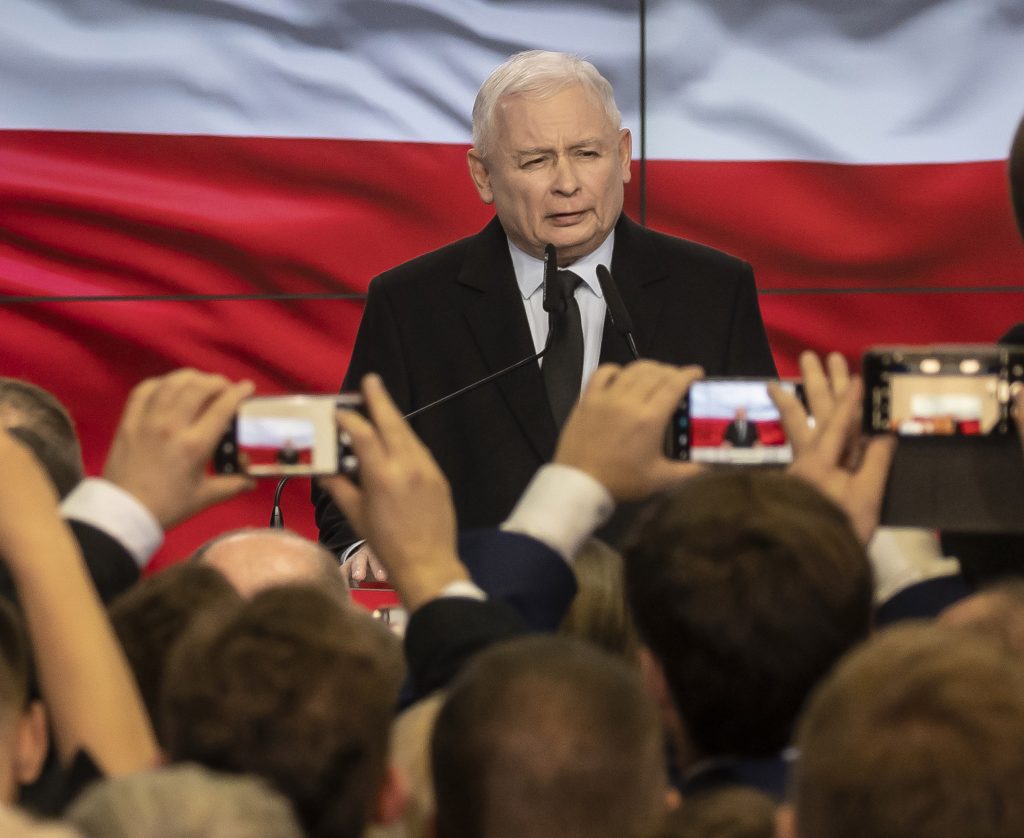 Kezdő képünkön Jaroslaw Kaczyński a Jog és Igazságosság pártelnökét látják a 2019 október 13-i lengyelországi országgyűlési választás éjszakáján. Fotó: TASR.