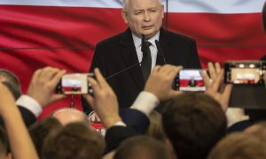 Kezdő képünkön Jaroslaw Kaczyński a Jog és Igazságosság pártelnökét látják a 2019 október 13-i lengyelországi országgyűlési választás éjszakáján. Fotó: TASR.