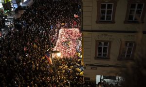 Vezető képünkön a prágai Albertov utcában a Bársonyos Forradalom kitörésének napjára emlékeznek az emberek mécsesekkel, virágokkal. Fotó: Denikn.cz.