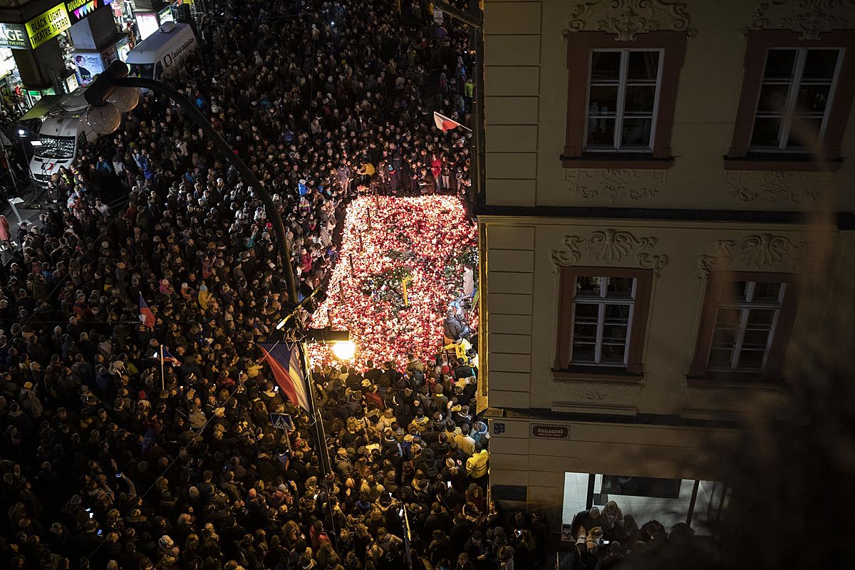 Vezető képünkön a prágai Albertov utcában a Bársonyos Forradalom kitörésének napjára emlékeznek az emberek mécsesekkel, virágokkal. Fotó: Denikn.cz.