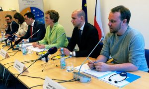 Vezető képünkön az Európai Bizottság küldöttségének március 5-i prágai sajtótájékoztatóját látják. Jobbról balra: Tomáš Zdechovský (KDU-ČSL), Monika Hohlmeier (CSU), a Költségvetési Ellenőrző Bizottság elnöke, Rónai Sándor (DK), Daniel Freund (Zöldpárt). Fotó: Roman Vondrouš, ČTK