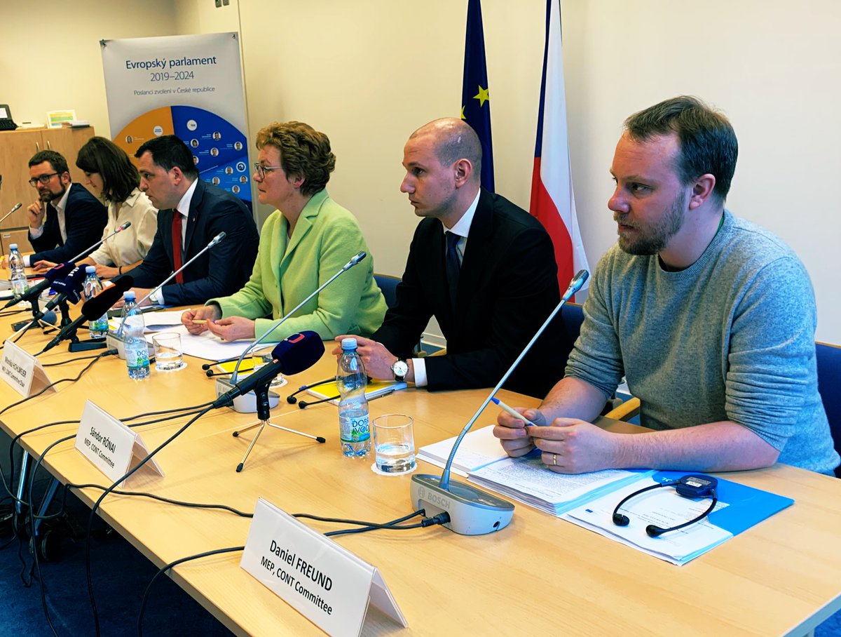 Vezető képünkön az Európai Bizottság küldöttségének március 5-i prágai sajtótájékoztatóját látják. Jobbról balra: Tomáš Zdechovský (KDU-ČSL), Monika Hohlmeier (CSU), a Költségvetési Ellenőrző Bizottság elnöke, Rónai Sándor (DK), Daniel Freund (Zöldpárt). Fotó: Roman Vondrouš, ČTK