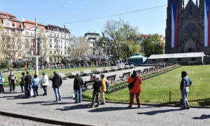 Vezető képünkön sorban álló embereket látnak a prágai Béke-téren (Námestí míru), ahol 2020 április 23-án megkezdődött az országos területi tesztelés a koronavírus ellen. A sorban várakozók két méter távolságot tartanak be egymás között. Fotó: Michaela Danelová, Forrás: Český rozhlas.