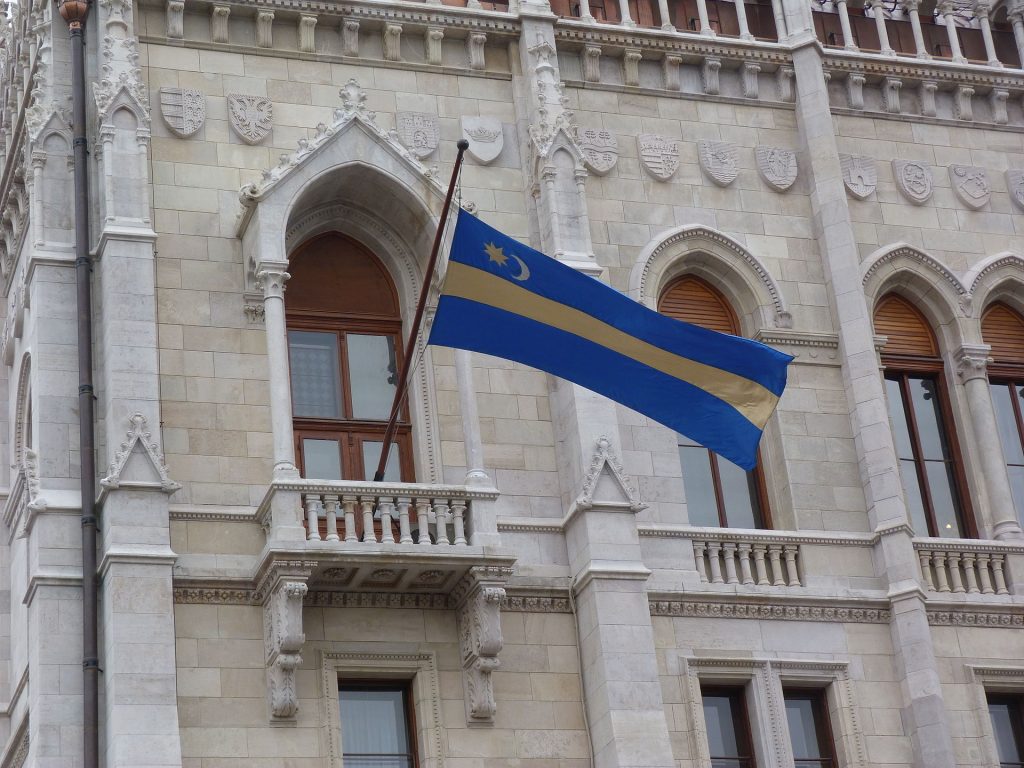 Nacionalista status quo. Székely lobogó az Országház erkélyén. Fotó: Wikipédia.