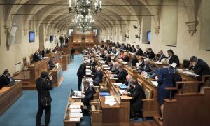 Vezető képünkön a cseh parlament felsőházának a szenátus üléstermét látják. Kép forrása: wikipédia.