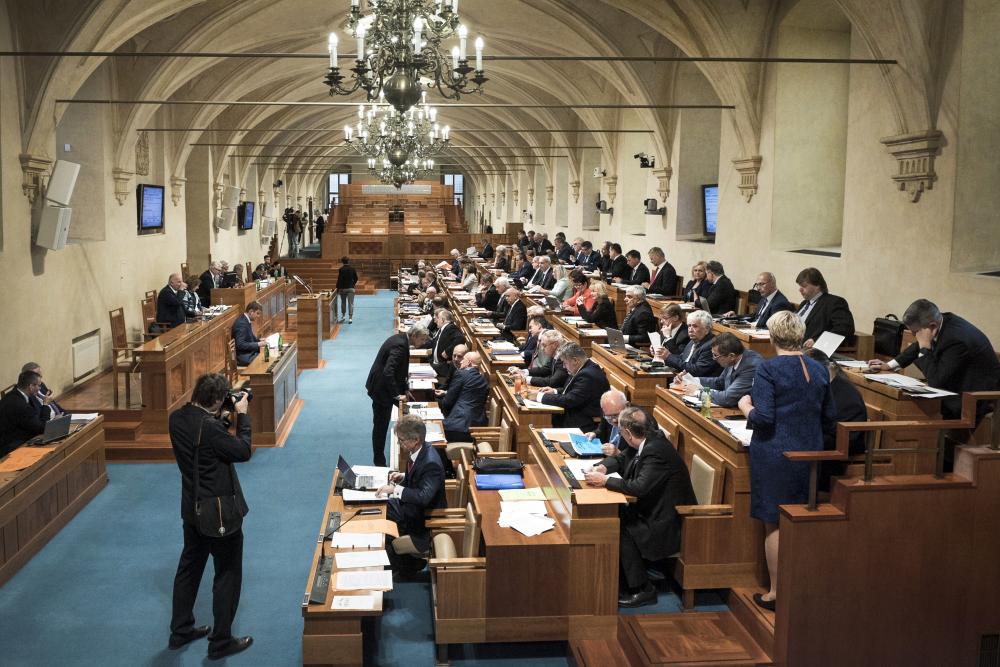 Vezető képünkön a cseh parlament felsőházának a szenátus üléstermét látják. Kép forrása: wikipédia.
