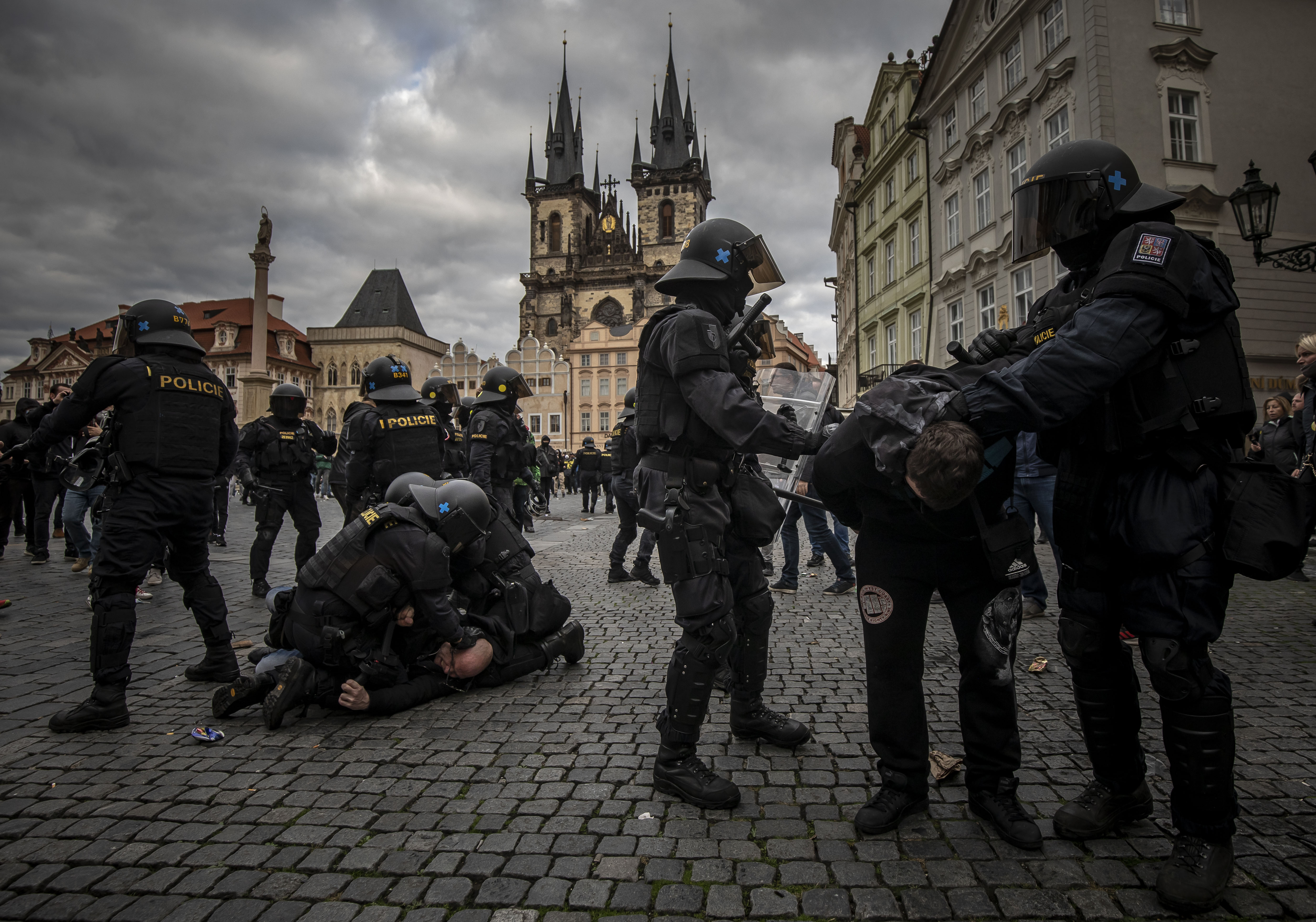 Vezető képünkön a prágai Óváros téren vasárnap délután a Polgári Engedetlenségi Mozgalom társaság által szervezett demonstráció lefújása után kitört zavargások miatt beavatkozó cseh készenléti rendőröket látják, 2020 október 18-án. Fotó: Gabriel Kuchta, Deník N.