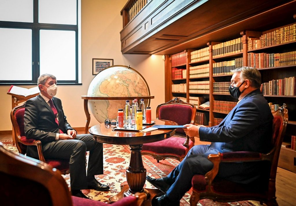 Vezető képünkön Andrej Babiš cseh miniszterelnök (balra) hallgatja Orbán Viktor magyar miniszterelnök (jobbra) beszámolóját a magyarországi koronavírus világjárvány ellen meghozott intézkedésekről a Karmelita kolostor egykori épületében 2021 február 5-én. Fotó forrása: Andrej Babiš Facebook oldala.