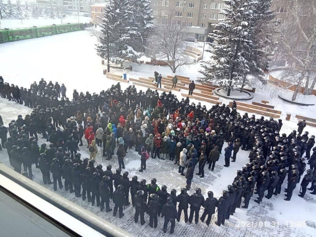 Vezető képünkön azt látják, amikor a Alekszej Navalnij orosz ellenzéki politikus szabadon engedéséért demonstrálókat a rendőrség körbevette az oroszországi Krasznojarszkban, 2021 január 31-én, vasárnap. Kép forrása: Twitter.