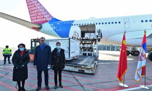 Vezető képünkön Aleksandar Vučić Szerbia elnöke és a Chen Bo szerbiai kínai nagykövet pózol fotósoknak az egymillió kínai vakcina szállítmánnyal percekkel korábban landoló Air Serbia repülőgépe előtt. Forrás: