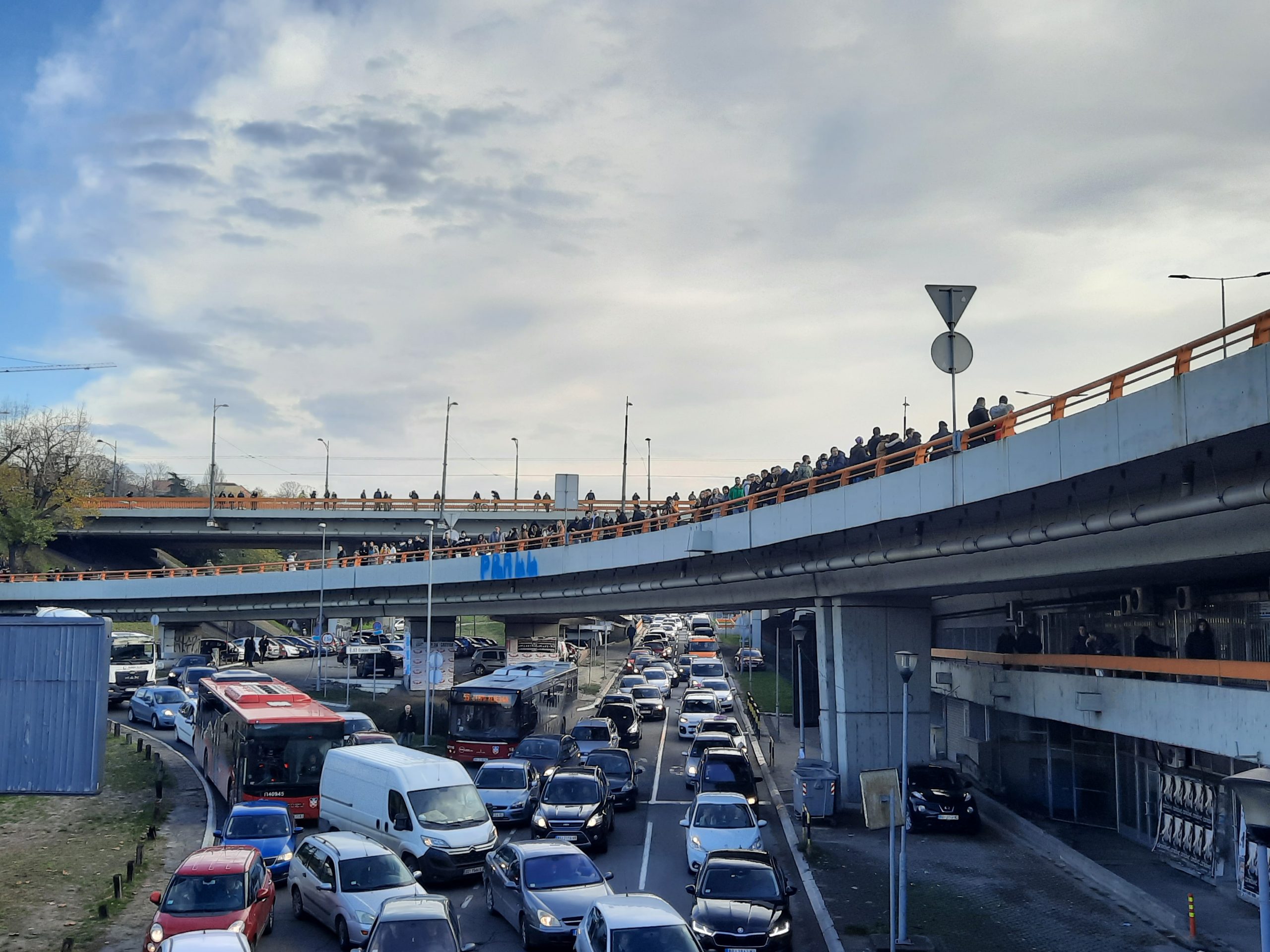 A tüntetők a Gazella-híd feljáróit blokkolták november 27-én, szombaton 14 óra után, Belgrádban, Szerbiában.