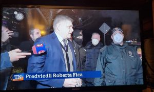 Vezető képünkön azt látják, amikor Robert Fico volt miniszterelnököt rendőrök viszik el kihallgatásra a pozsonyi Tyrs rakpartra szervezett autós demonstráció gyülekezőhelyén 2021 december 16-án csütörtökön az esti órákban. Kép forrása: Bőtös Botond, fotó.