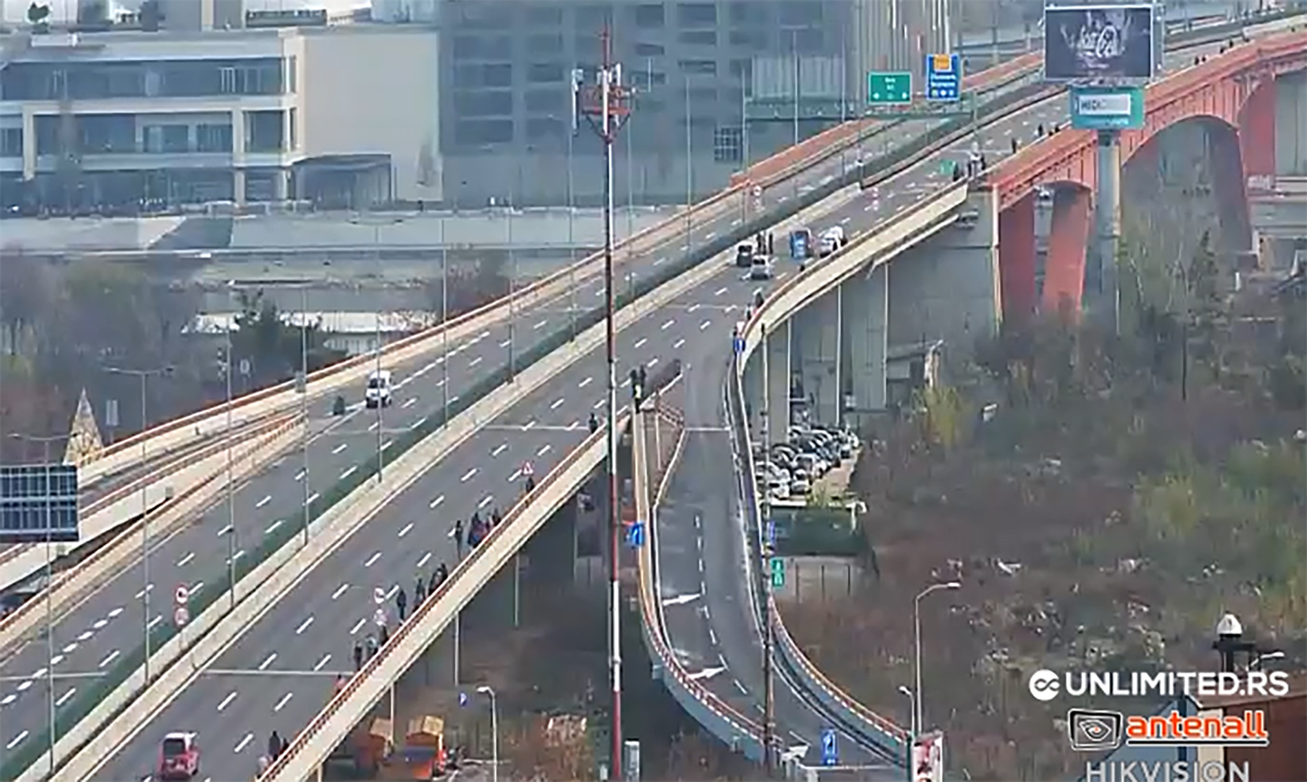Belgrád legfontosabb hídján órákra leállt a forgalom november 27-én, szombaton. Kép forrása: screenshot.
