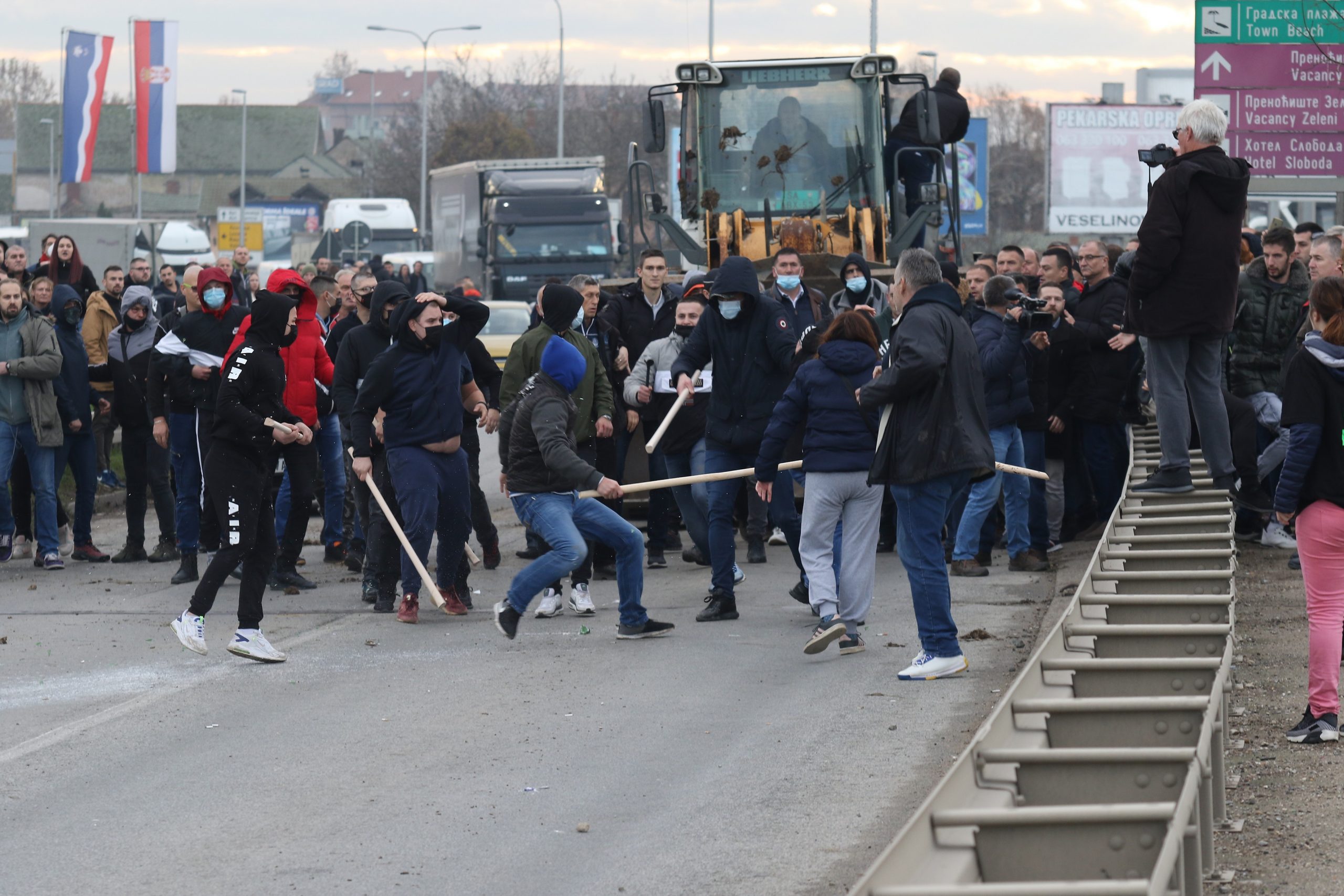 Maszkos-husángos verőlegények támadtak a békés demonstrálókra 2021 november 27-én Szabács hídján. Kép orrása: Telegraf.rs