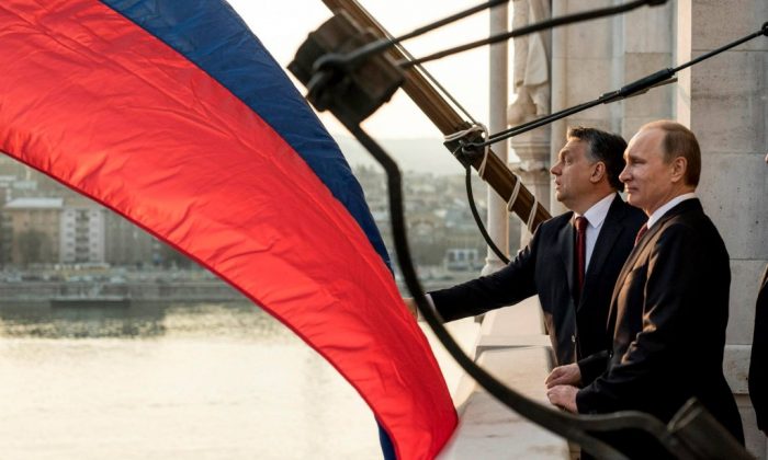 Vezető képünkön a Duna felett lobogó orosz zászlót igazítja Orbán Viktor magyar kormányfő Vlagyimir Putyin társaságában, Budapesten, 2015 októberében. Kép forrása: bbj.hu