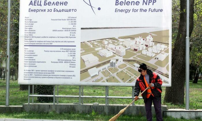 Belenei álom - a "második bolgár atomerőmű' látványképe előtt felsöprik a járdát. Kép forrása: dw.com