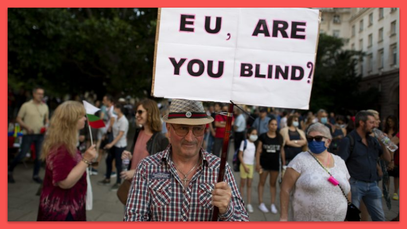 “EU, bolond vagy?” feliratos transzparenst tart fel egy tüntető a szófiai EU-központ előtt a 2020-2021-es bulgáriai tüntetések idején. Fotó: F. Martino, Balcanicaucaso.org.