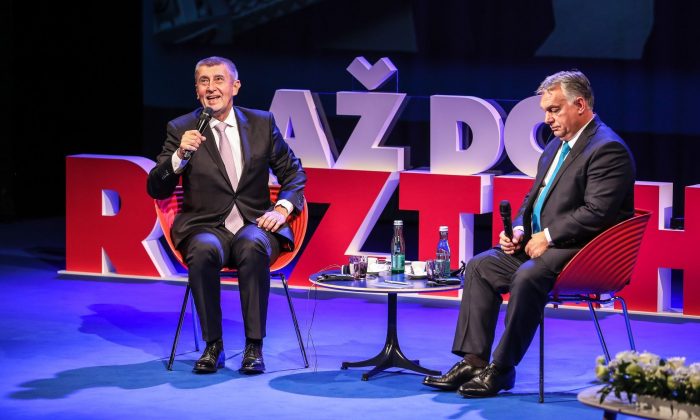 Vezető képünkön Andrej Babiš cseh miniszterelnököt és magyar kollégáját, Orbán Viktort látják 2021 szeptember 19-én Ústí nad Labem város színházában, ahol közösen tartottak egy választási talkshowt a cseh 2021-es októberi parlamenti választások hajrájában. Kép forrása: Aktualne.cz