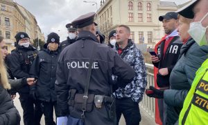 Vezető képünkön Patrik Tušl ötszörösen elítélt cseh állampolgárt látják a csseh rendőrök gyűrűjében, amint közlik vele, hogy letartóztatják, az Oroszország által indított katonai agresszió dícsérete miatt 2022 február 26-án, a prágai orosz nagykövetség előtt tartott demnstráció után. Kép forrása: Kaputin!, Facebook.