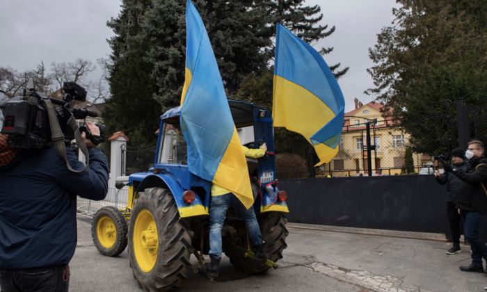 Vezető képünkön egy ukrán nemzeti színekre festett traktoros tüntetést látnak a pozsonyi orosz nagykövetség előtt 2022 március 16-án. Kép forrása: TV Noviny.sk