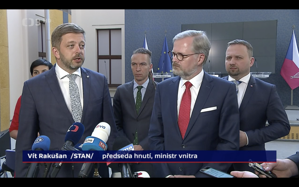„Egyetértettem abban, hogy nem látunk okot a kormány átalakítására és hasonló lépésekre” - mondta Fiala a 2022 június 21-én tartott ötpárti koalíciós sajtótájékoztatón. Vít Rakušan, a STAN elnöke (elöl jobbra) és Petr Fiala, az ODS elnöke, Csehország miniszterelnöke (elöl balra). Kép forrása: ct24.cz