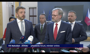„Egyetértettem abban, hogy nem látunk okot a kormány átalakítására és hasonló lépésekre” - mondta Fiala a 2022 június 21-én tartott ötpárti koalíciós sajtótájékoztatón. Vít Rakušan, a STAN elnöke (elöl jobbra) és Petr Fiala, az ODS elnöke, Csehország miniszterelnöke (elöl balra). Kép forrása: ct24.cz